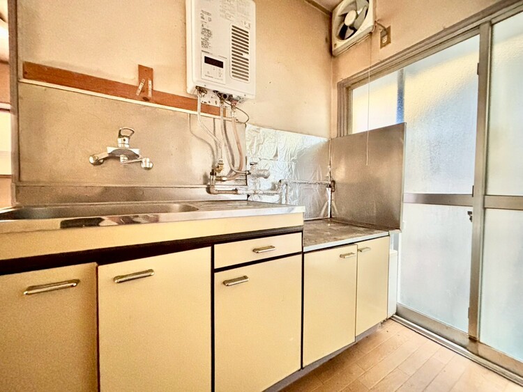 内装 【Kitchen】一歩一歩踏みしめる喜びを。光り眩い羨望のリビングへ。一歩一歩を踏みしめて家族の集う幸せの場所へ。すべてがクライマックスのマイベストホーム。