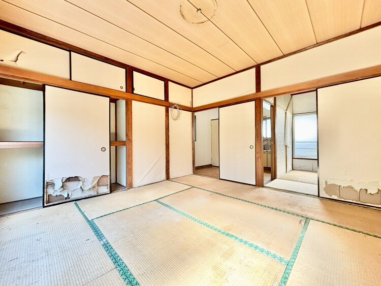 内装 【自身の道】華道、剣道、そしてここで暮らす者の正道。物事の正しい考えや愛する家族とのコミュニケーション。そんな考えの暮らし方がこの空間にも散りばめられている。