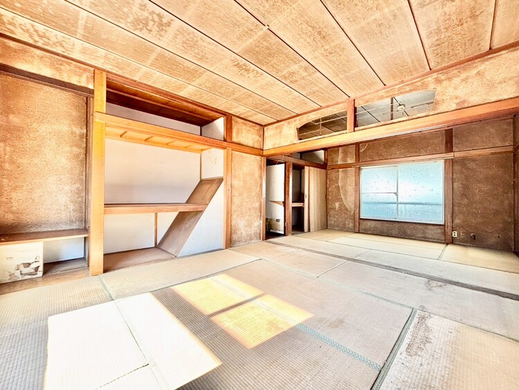 内装 【隠された美しさ】流麗な音楽が流れているような繊細でいながら整然かつ堅牢なこの空間。この空間は確かに美しい。しかし、そこには美しさ以上のものが隠されている。