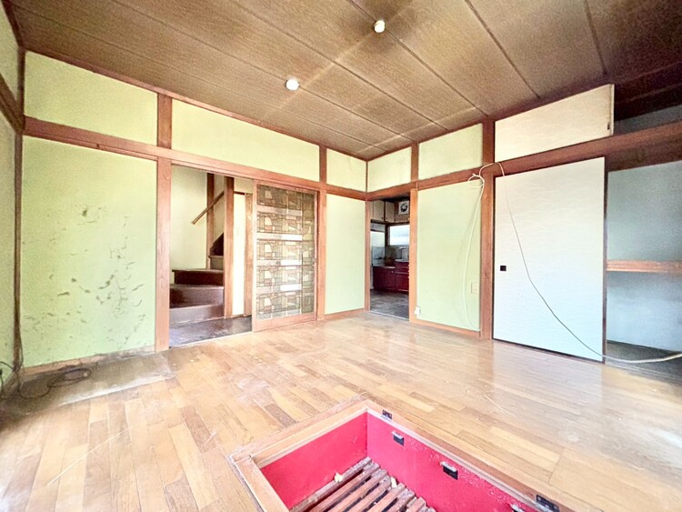 内装 【色彩】この空間に放たれた光は華美なまでに演出されたデザイン。流れる時をより芳醇なコーヒーの様な色彩奏でるアダージョ。そして情景豊かな作品のような暮らしがイメージできる。