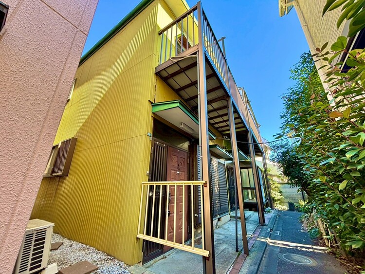 外観 窓を開けベランダに出ると当所なく広がる街と空のスクリーン。風が凪ぎ一時停止する目の前の画面の中、僕は一体何を考えていたのだろう。牧歌な街並みが僕を穏やかにさせてくれる。