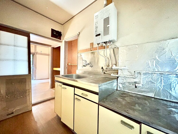 キッチン 【居心地のいい暮らし】には欠かせない眩い採光。ゆったりとした幅の窓からこの空間に降り注ぐ採光が絶えない。明るいリビングこそ居心地のいい暮らしが待っているのだと思う。