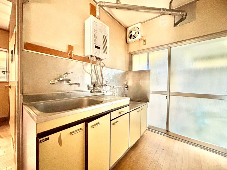 キッチン 【素敵な空間】君の姿に一瞬足を止めていた。美しくて惑わされてしまった自分が信じられない位素敵な空間。そしてこの空間に君がいて喜び歌を歌う僕が燥いでいる。