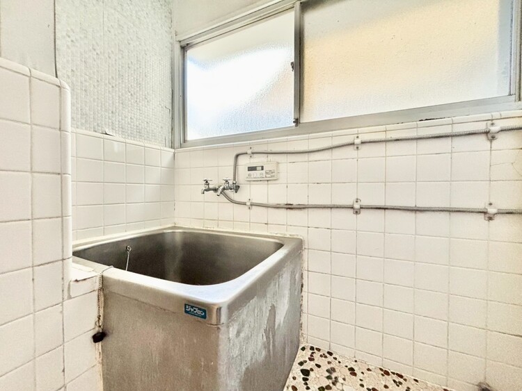 風呂 【Bathroom】奥行きが長く足を延ばしてもラクラクのスペース。体の大きい方でも嬉しいワイドサイズ。また、カビが付きにくく軽くこすれば簡単に落ちるお掃除ラクラク仕様です。