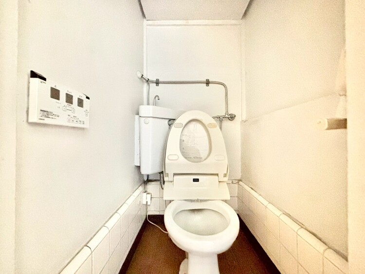 トイレ 【Toilet】トイレも全て新品に交換されており、清々しく新生活を始めることができます。白基調の清潔感のある空間に生まれ変わりました。