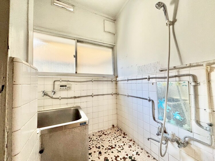 洗面 【Wash basin】十分な大きさの洗面台は収納もさる事ながら、身だしなみチェックや歯磨きなど、朝の慌ただしい時間でもホテルライクなスペースで余裕とゆとりを感じて頂けます。