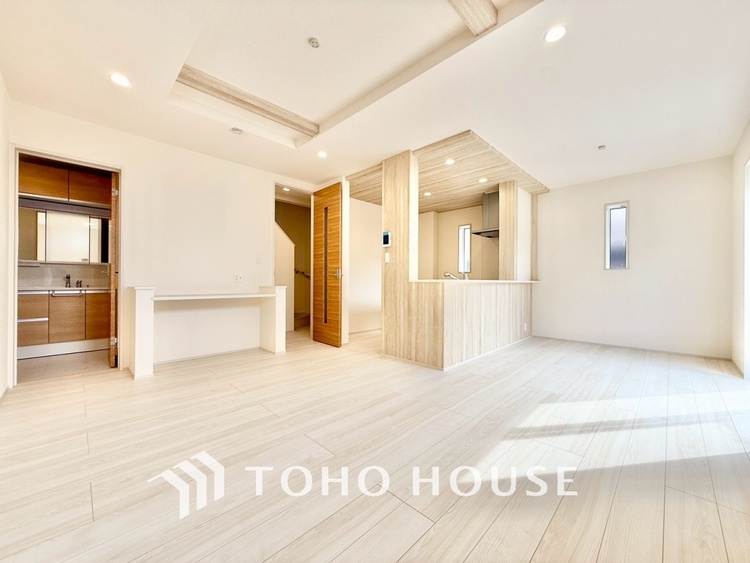 内装 【時を忘れる場所】ここにはみんなが集い、食事と楽しい会話が始まる。話に夢中になりすぎて、ついつい時を忘れ夜半過ぎになってしまう。そんな束の間の幸せを感じさせてくれる場所でありたい。