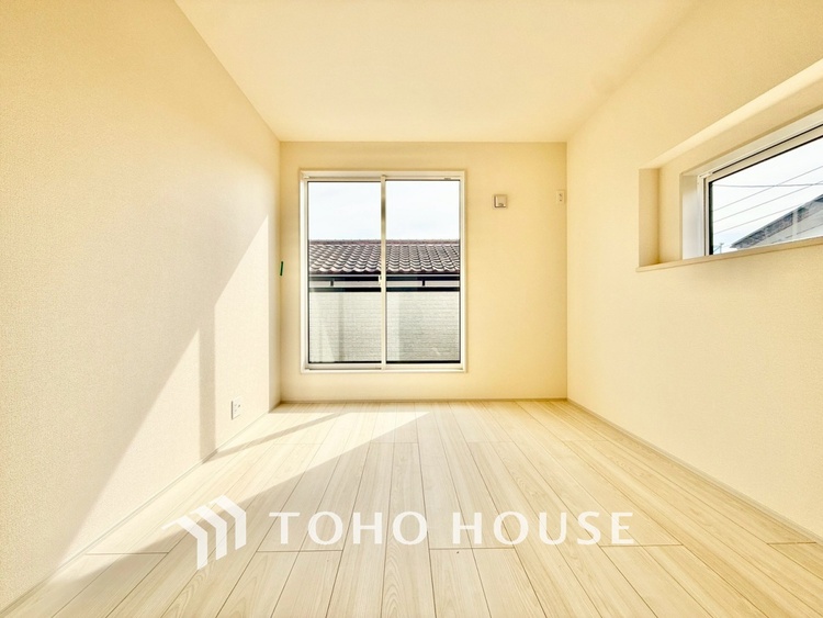 内装 【木漏れ日】の様な採光が優しく足元を照らし、心地いい暮らしの道しるべを写し出す。この空間で過ごす家族との語らいの時間がとても素敵で幸せを感じるかもしれない。