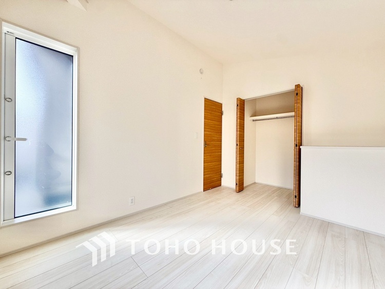 内装 【季節外れのホームホリディ】喧噪から離れ広々したリビングでゆったりと過ごす。そんな寛いだ休日もあっていい。だって『何もしない時を楽しむ』そんな贅沢な時間を愛する家族と堪能できるのだから。