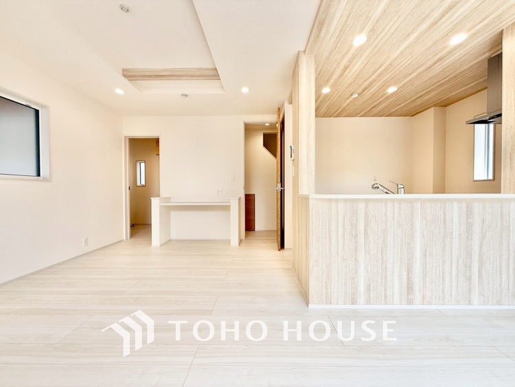 内装 【リビングルーム】天井に埋められた連続する眩い光−ダウンライト。それはまるでフライト航路のアプローチライトのように優美でロマン溢れるポジショニング。