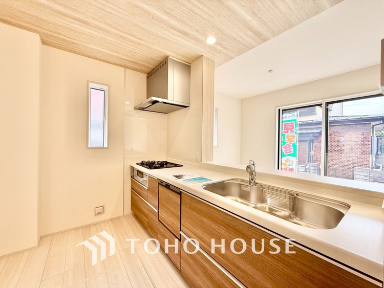 内装 【Kitchen】一歩一歩踏みしめる喜びを。光り眩い羨望のリビングへ。一歩一歩を踏みしめて家族の集う幸せの場所へ。すべてがクライマックスのマイベストホーム。