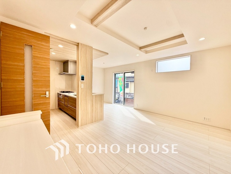 内装 【スペシャルシーン】デイリーシーンからスペシャルシーンまで様々なシーンで使用出来る、フレキシブルで飽きのこないこの空間。僕の頭の中では大好きなソファとダイニングテーブルと家族の笑顔が広がっていた