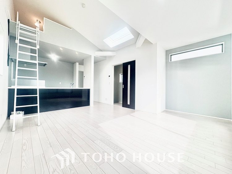 内装 【時を忘れる場所】ここにはみんなが集い、食事と楽しい会話が始まる。話に夢中になりすぎて、ついつい時を忘れ夜半過ぎになってしまう。そんな束の間の幸せを感じさせてくれる場所でありたい。