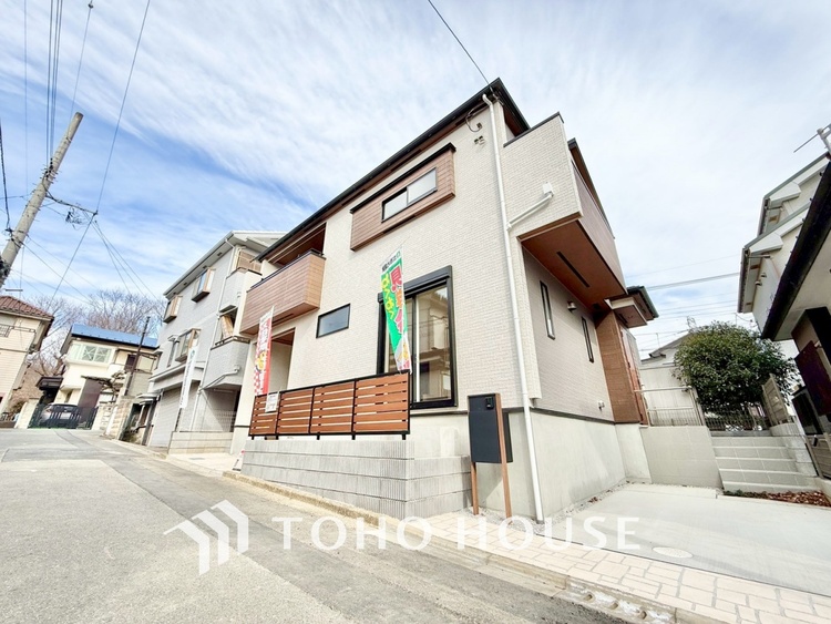 外観 窓を開けベランダに出ると当所なく広がる街と空のスクリーン。風が凪ぎ一時停止する目の前の画面の中、僕は一体何を考えていたのだろう。牧歌な街並みが僕を穏やかにさせてくれる。