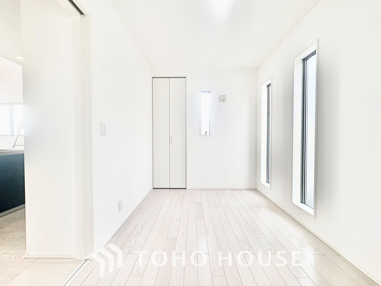 内装 【木漏れ日】の様な採光が優しく足元を照らし、心地いい暮らしの道しるべを写し出す。この空間で過ごす家族との語らいの時間がとても素敵で幸せを感じるかもしれない。