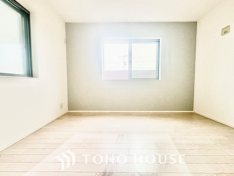 内装 【季節外れのホームホリディ】喧噪から離れ広々したリビングでゆったりと過ごす。そんな寛いだ休日もあっていい。だって『何もしない時を楽しむ』そんな贅沢な時間を愛する家族と堪能できるのだから。