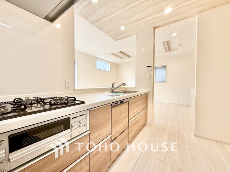 キッチン 【居心地のいい暮らし】には欠かせない眩い採光。ゆったりとした幅の窓からこの空間に降り注ぐ採光が絶えない。明るいリビングこそ居心地のいい暮らしが待っているのだと思う。