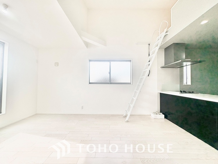 内装 【リビングルーム】天井に埋められた連続する眩い光−ダウンライト。それはまるでフライト航路のアプローチライトのように優美でロマン溢れるポジショニング。