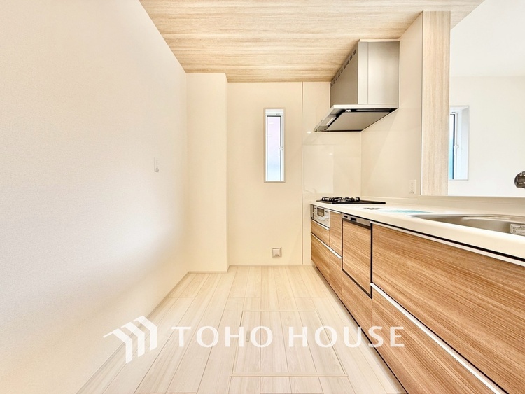 キッチン 【癒しの空間】室内構成に拘り採光とセンスを散りばめた空間。それは『柔らかさ』に似た素敵な居場所。そこに暮らす人のことを考えつくり出したものは『癒し』という心地よい居場所なんだと思う。