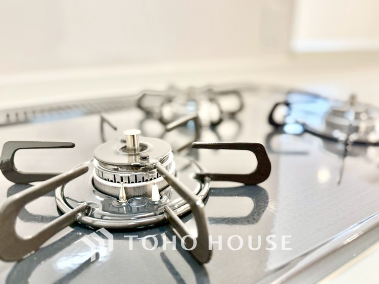 キッチン 【豪華絢爛】事も無げに美しく、伝えるには筆舌に尽くし難い。豪華絢爛や華美と言う事ではなく、住まう者にとって暮らし易く心地がいいと言う美しさがこの住まいには込められている。