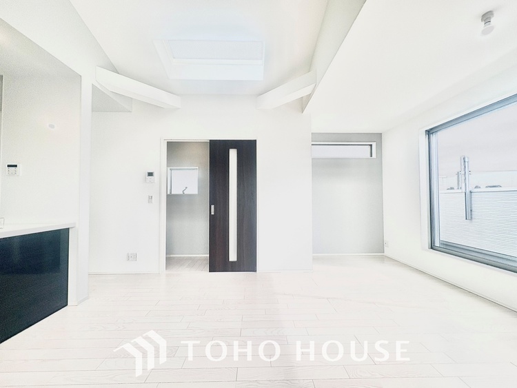 内装 【愛する人達】との幸せな時間をここで楽しむ。耐震性、デザイン、そして対面キッチンを備えたユーティリティー。何も妥協しないライフスタイル。愛する家族を大切にする人達が住まう家。