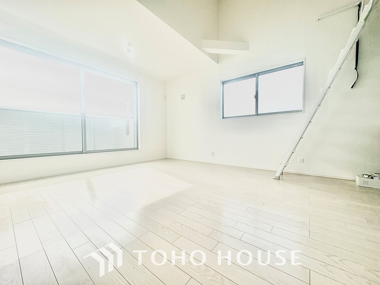 内装 【スペシャルシーン】デイリーシーンからスペシャルシーンまで様々なシーンで使用出来る、フレキシブルで飽きのこないこの空間。僕の頭の中では大好きなソファとダイニングテーブルと家族の笑顔が広がっていた