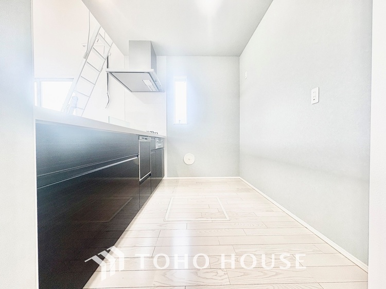 内装 【色彩】この空間に放たれた光は華美なまでに演出されたデザイン。流れる時をより芳醇なコーヒーの様な色彩奏でるアダージョ。そして情景豊かな作品のような暮らしがイメージできる。