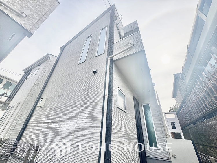 外観 窓を開けベランダに出ると当所なく広がる街と空のスクリーン。風が凪ぎ一時停止する目の前の画面の中、僕は一体何を考えていたのだろう。牧歌な街並みが僕を穏やかにさせてくれる。