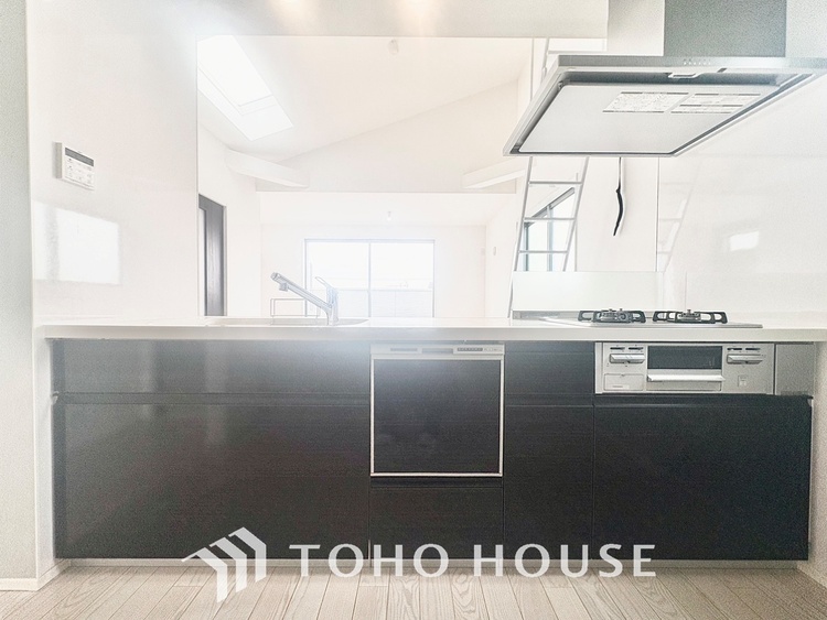 キッチン 【居心地のいい暮らし】には欠かせない眩い採光。ゆったりとした幅の窓からこの空間に降り注ぐ採光が絶えない。明るいリビングこそ居心地のいい暮らしが待っているのだと思う。