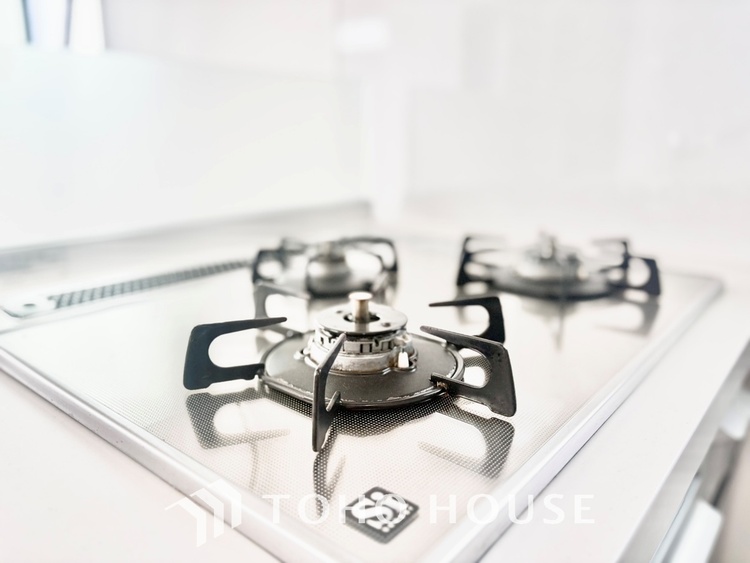 キッチン 【豪華絢爛】事も無げに美しく、伝えるには筆舌に尽くし難い。豪華絢爛や華美と言う事ではなく、住まう者にとって暮らし易く心地がいいと言う美しさがこの住まいには込められている。