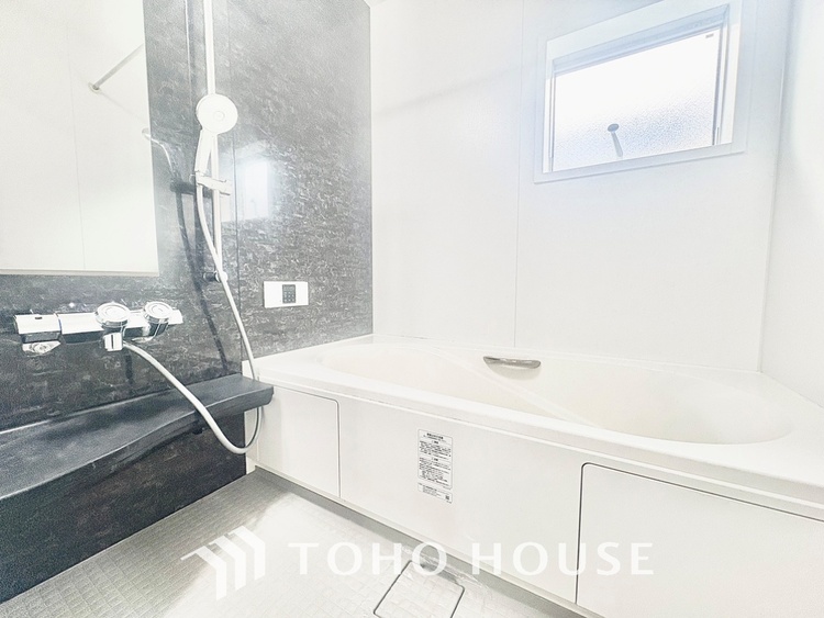 風呂 【Bathroom】奥行きが長く足を延ばしてもラクラクのスペース。体の大きい方でも嬉しいワイドサイズ。また、カビが付きにくく軽くこすれば簡単に落ちるお掃除ラクラク仕様です。