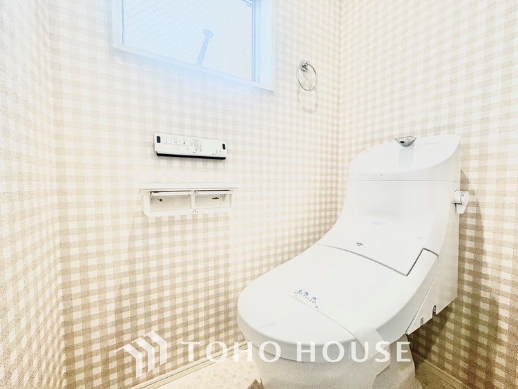 トイレ 【Toilet】トイレも全て新品に交換されており、清々しく新生活を始めることができます。白基調の清潔感のある空間に生まれ変わりました。