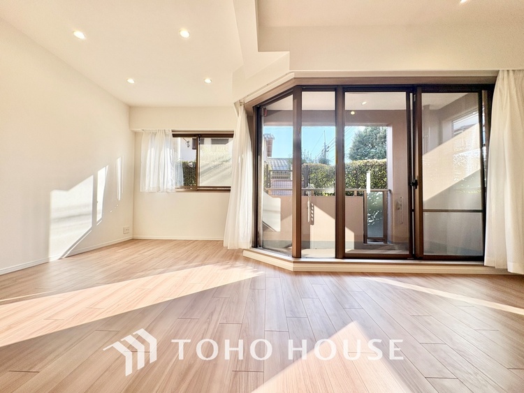 内装 ここにはみんなが集い、食事と楽しい会話が始まる。話に夢中になりすぎて、ついつい時を忘れ夜半過ぎになってしまう。そんな束の間の幸せを感じさせてくれる場所でありたい。　