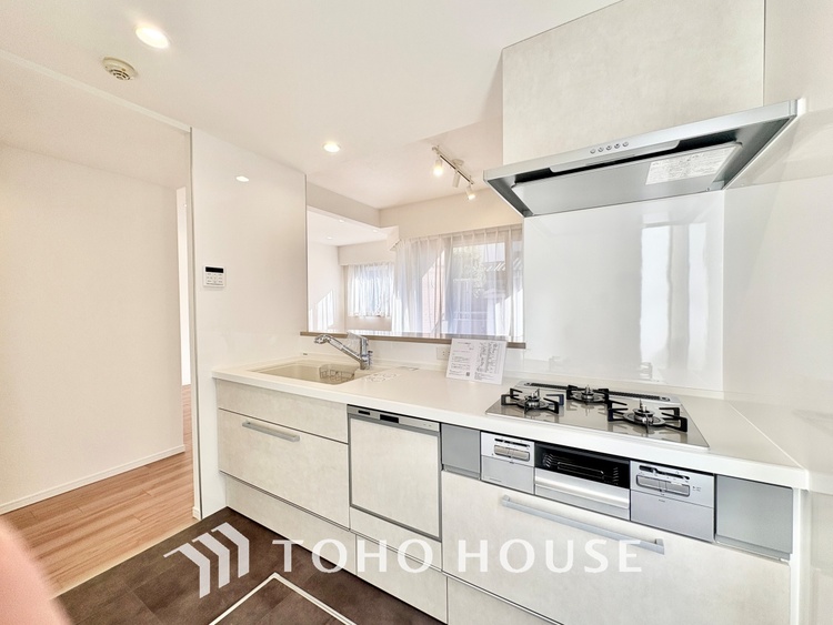 キッチン 上質な素材に囲まれたキッチンは、穏やかな時間が流れる特別な空間。洗練された料理が生まれる場所です。