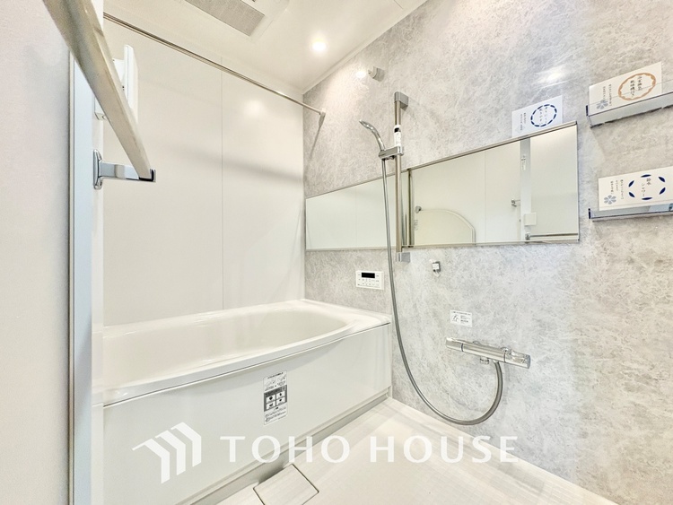 風呂 清潔感あふれる快適なトイレ。毎日を心地よく過ごせるおすすめポイントです。