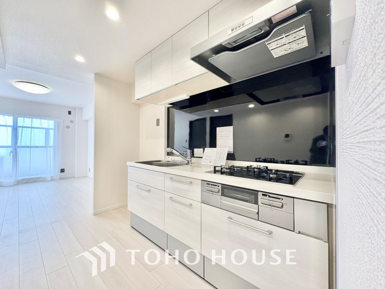 キッチン 上質な素材に囲まれたキッチンは、穏やかな時間が流れる特別な空間。洗練された料理が生まれる場所です。