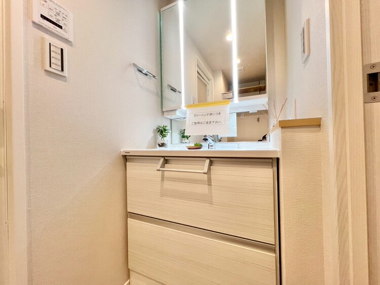 その他 清潔感を感じられる洗面化粧台。
