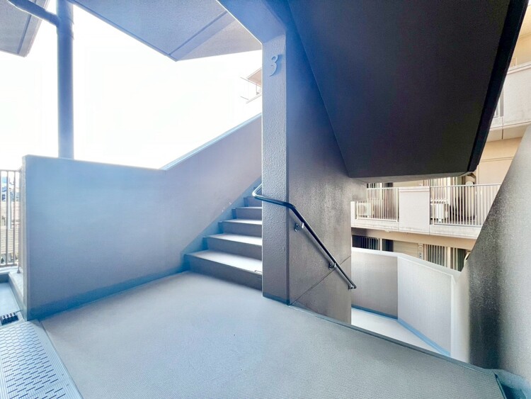 その他 共用部の階段です。明るく清潔に管理されています。