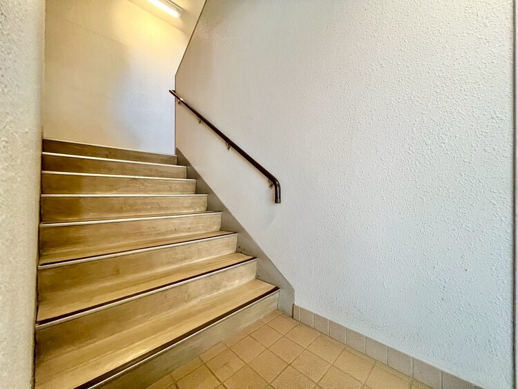 設備 共用部の階段です。明るく清潔に管理されています。