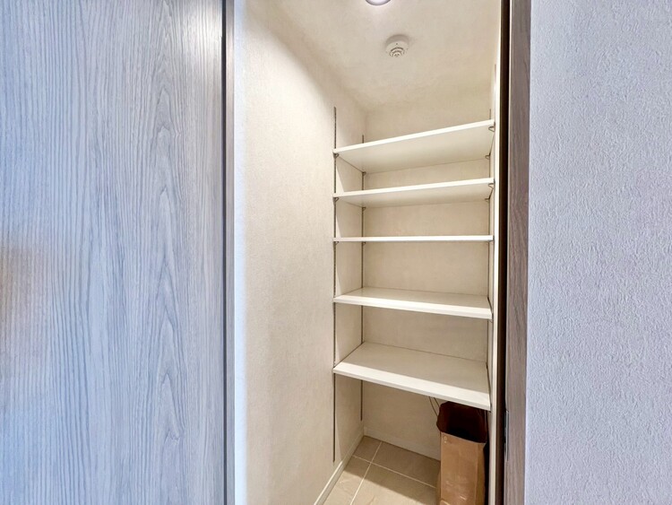 その他 収納スペースが付いていて、お部屋を広く使っていただけます。