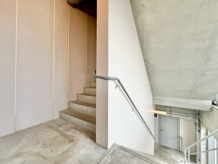 その他 共用部の階段です。明るく清潔に管理されています。