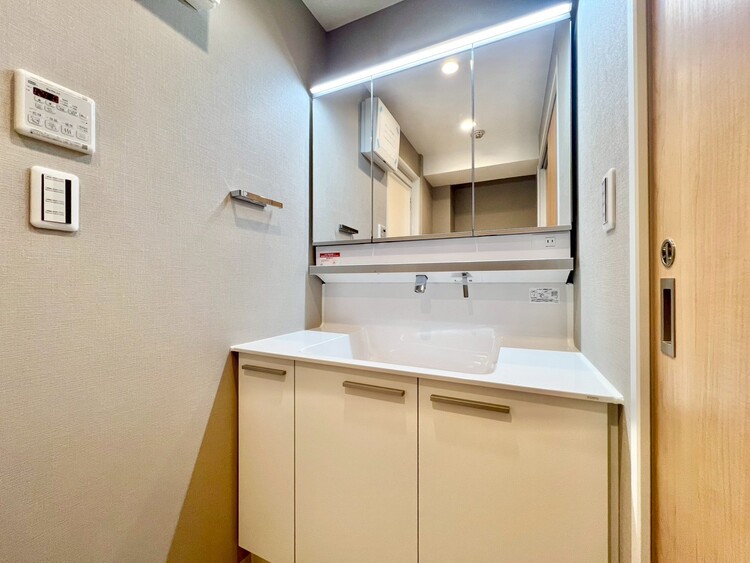 その他 清潔感を感じられる洗面化粧台。