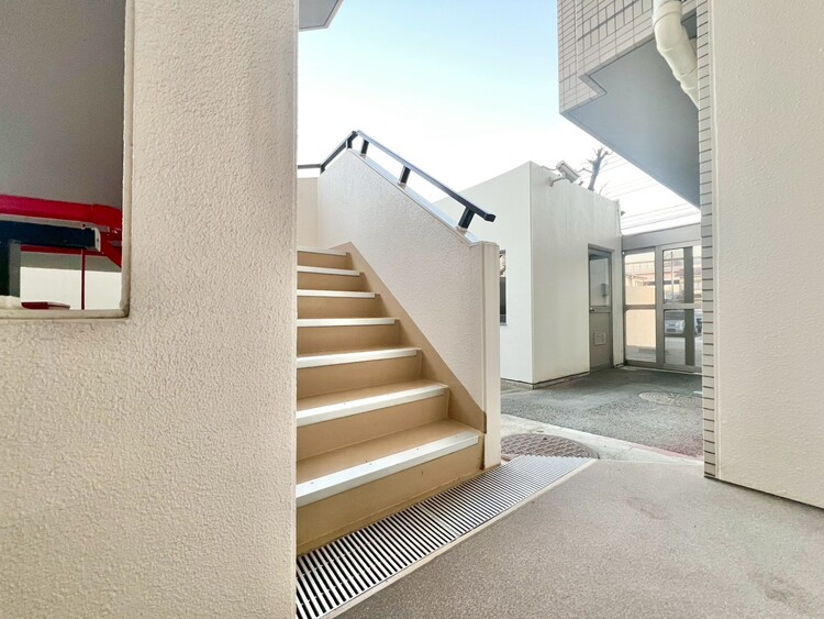 その他 共用部の階段です。明るく清潔に管理されています。