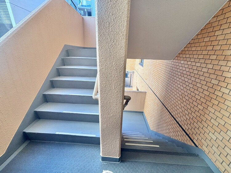 その他 共用部の階段です。明るく清潔に管理されています。