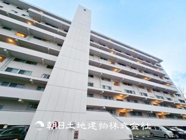 外観 【外観写真】リビングには暖かな太陽が降り注ぎ、爽やかな住空間です。お友達を呼んでお茶をしたり、一緒に料理を楽しみながら楽しい時間を。