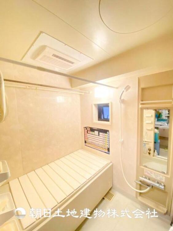 風呂 【浴室】上品な色合いが魅力のバスルームは、ほっと落ち着く空間を作り出しています。広々とした浴槽で体を癒やしながら、疲れを取り除けるような仕様です。お子様と一緒に楽しく入るのもいいですね。