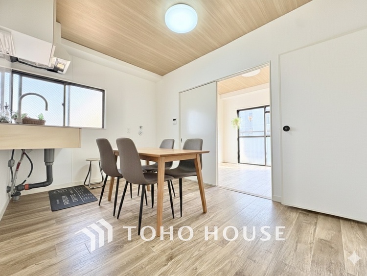 内装 【LIVING】◆煌びやか◆愛おしい家族との団欒の時間をより一層幸せなものに感じさせる煌びやかなLDK。※この画像の家具の配置にはCGによる加工を施しております。