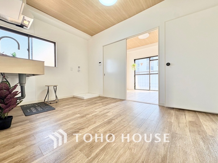 内装 【LIVING】◆陽光◆が差し込む。この開放的なLDKに家族の笑顔が集う。家族が一緒に過ごす空間は明るく、そして居心地よく。