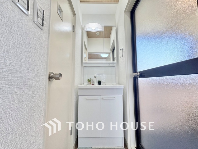 洗面 【WASHROOM】◆快適◆煌びやかな暮らしの中にも忘れたくない快適さ。大きな収納が助けてくれます。