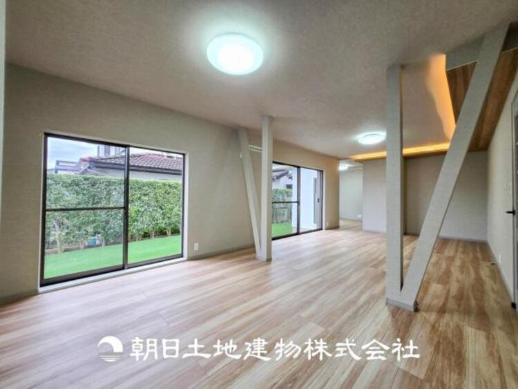 居間 家族や友人との時間など、１番多くの時間を過ごす空間だからこそ落ち着いた空間になります。